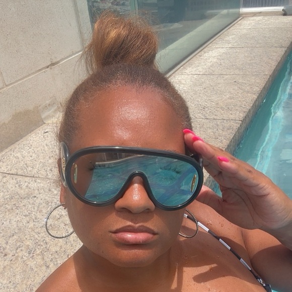 Loewe Black Sunglasses XXSone size only worn twice and purchased in March 2024 - Picture 4 of 4